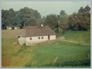 Budynek dawnej karczmy z 1830 r. przeniesiony z Krzyszkowic koło Myślenic. Fot. Piotr Gofroń 1975 r.