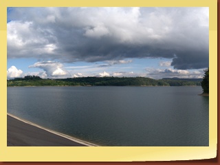 Panorama na zamek i jezioro [otwarcie korony zapory dla zwiedzających]